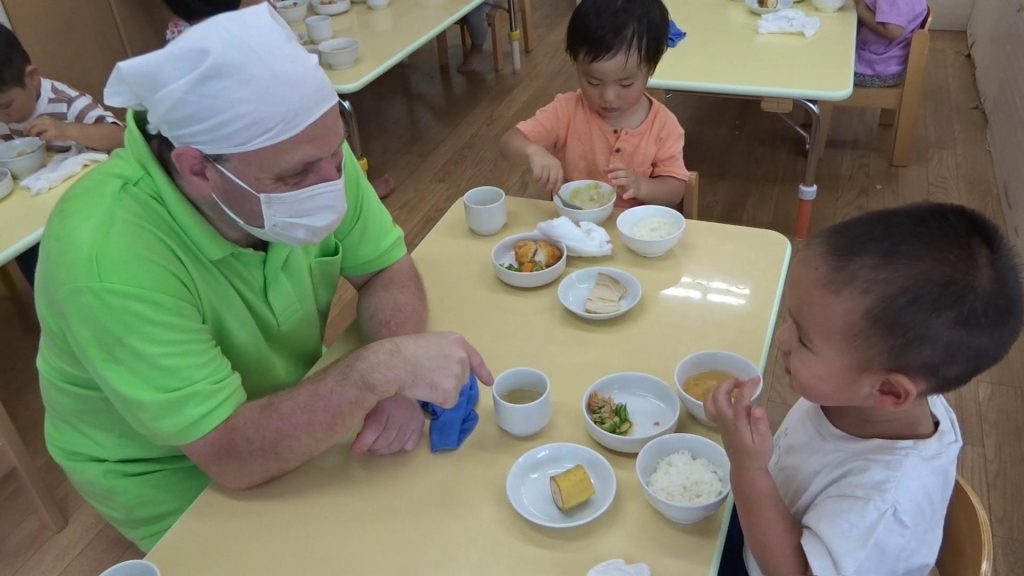 認証保育園　ネイティブの先生と子どもたち