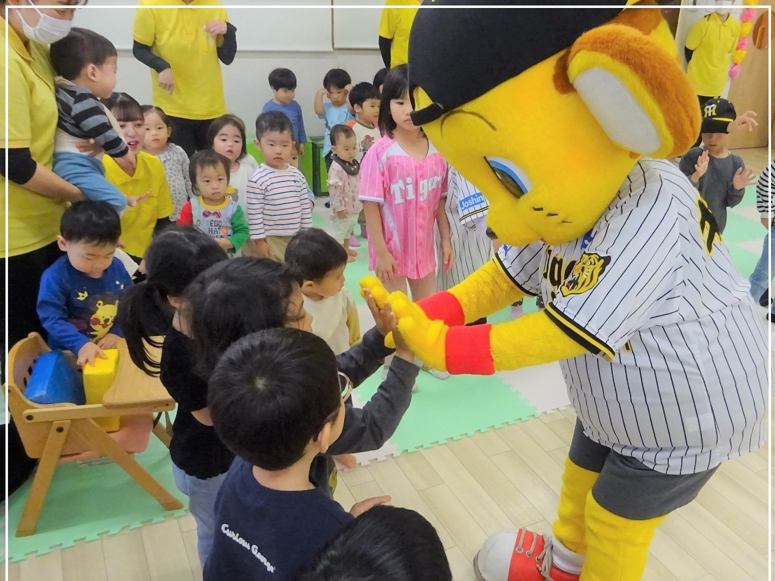 【HOPPA伊丹千僧】阪神タイガース　保育園訪問イベント「マスコットとあそぼう！」