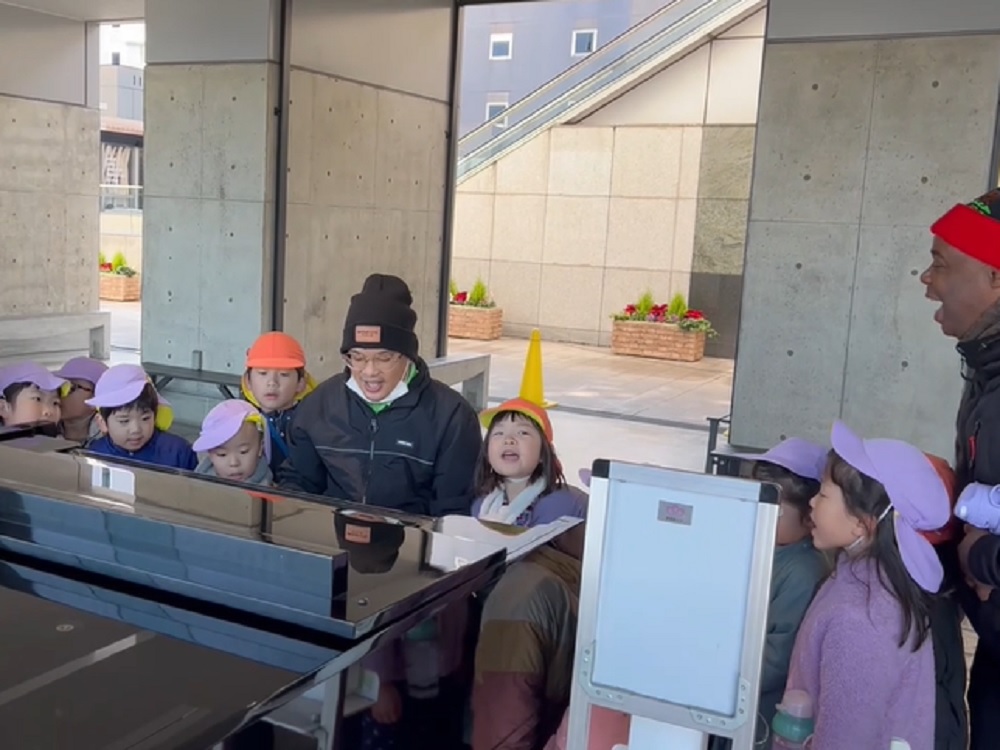 【動画あり】お散歩中にストリートピアノ♪ みんなで歌った楽しいひととき✨